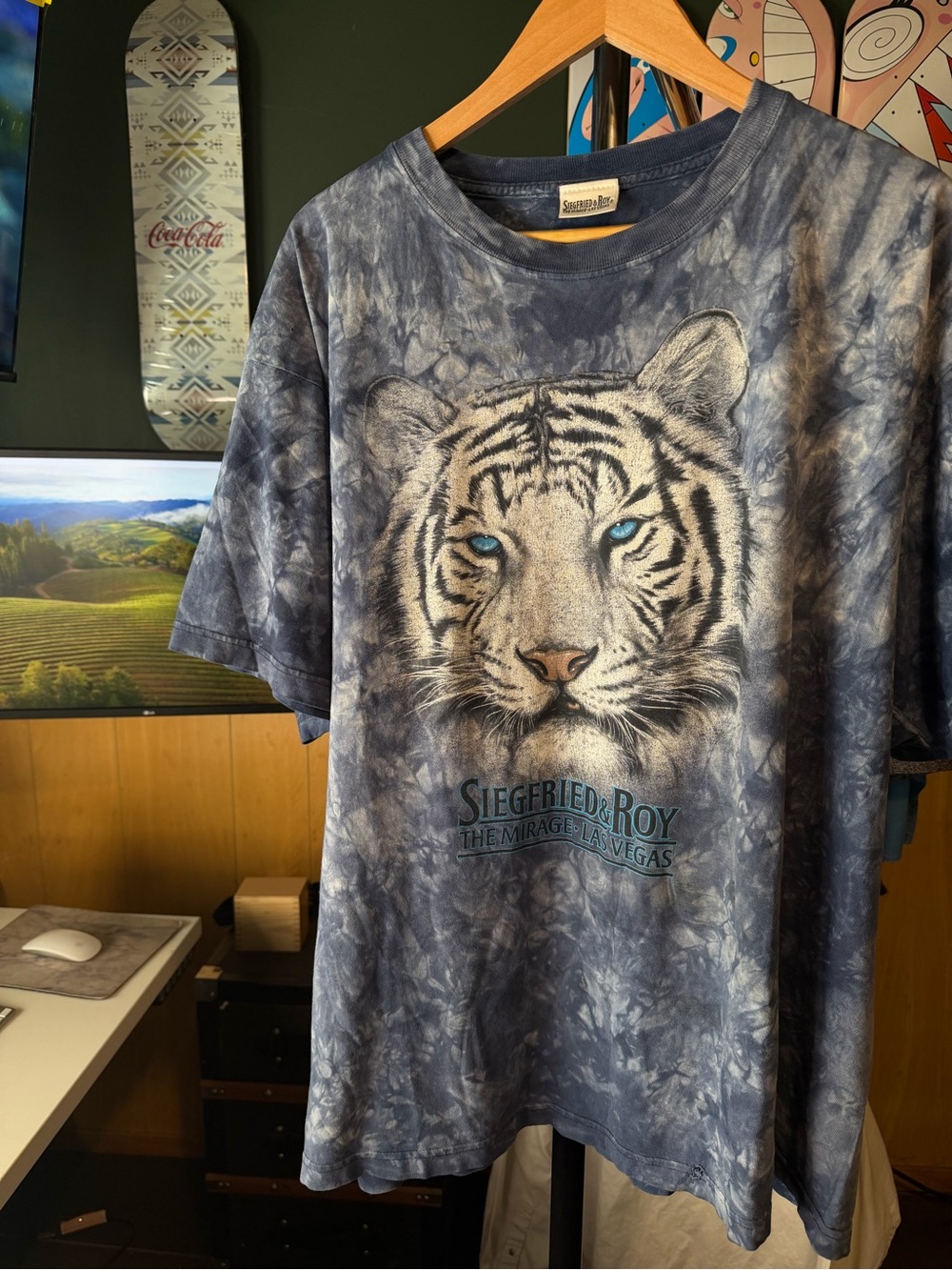 Siegfried & Roy The Mirage• Las Vegas Tie-Dye White Tiger Graphic Tee